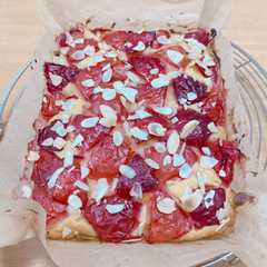 A picture of 米粉のプラムのケーキ.