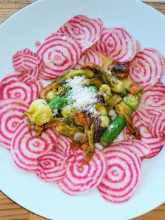 花ズッキーニとキオッジャビーツのサラダ-レシピのメイン写真