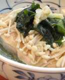 【鶏もも肉とえのき茸と生わかめの酒蒸し〗