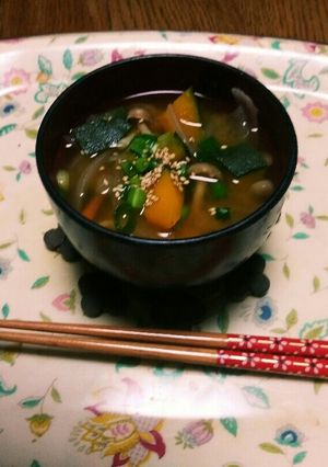 南瓜と野菜とキノコ盛り沢山の味噌汁☺⛄☕-レシピのメイン写真