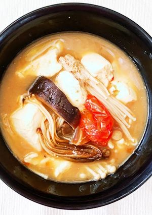 簡単ヘルシー☆きのことトマトのお味噌汁-レシピのメイン写真