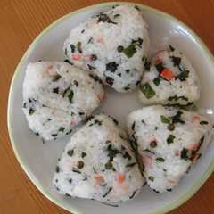 รูปของ わかめ＋かにカマ＋チーズのおにぎり～♪