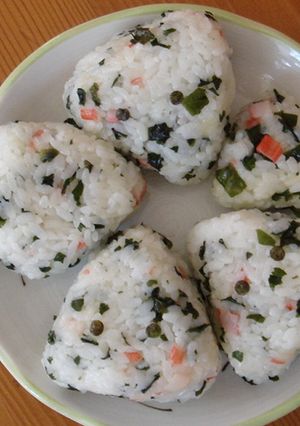 わかめ＋かにカマ＋チーズのおにぎり～♪-レシピのメイン写真