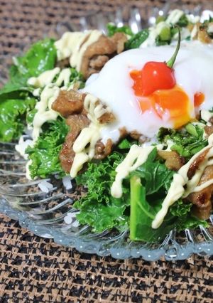 豚コマ肉とケールの甘辛ニンニク丼-レシピのメイン写真