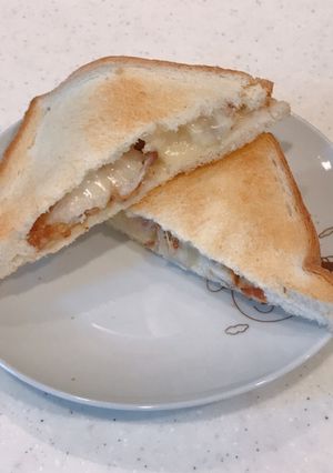フライドチキン挟んだ、チーズホットサンド-レシピのメイン写真