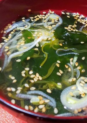 お湯を注ぐだけ簡単！即席めかぶスープ♪-レシピのメイン写真