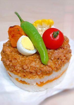 キーマカレーの押し寿司ケーキ-レシピのメイン写真