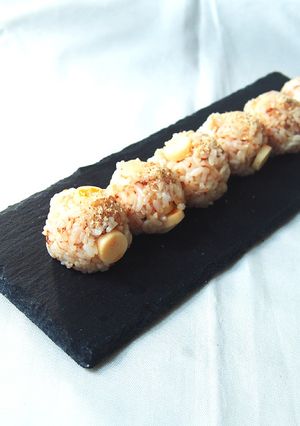 卵パックで！チーかまのコロコロおにぎり-レシピのメイン写真
