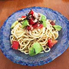 รูปของ ツナトマト+アボカド塩昆布de冷製パスタ