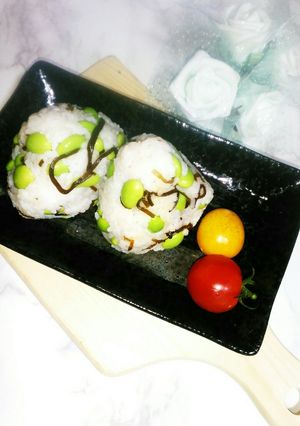 枝豆、塩昆布(昆布の佃煮)のおにぎり-レシピのメイン写真
