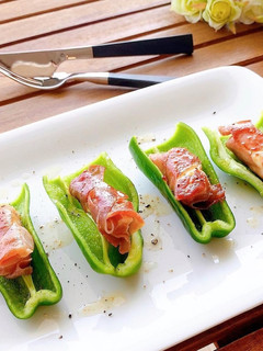 焼いた生ハムチーズを生ピーマンで食べる♪-レシピのメイン写真