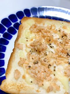 朝ごはんに☆簡単鮭フレークトースト-レシピのメイン写真