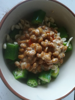 簡単!オクラと天かすでピリ辛納豆ご飯-レシピのメイン写真