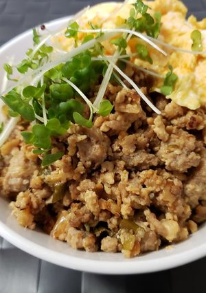 豆腐と豚挽き肉のそぼろ丼-レシピのメイン写真