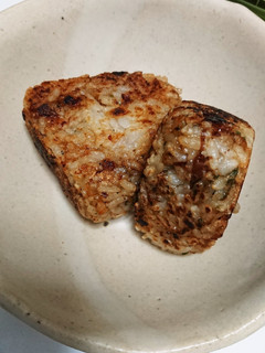 残ったミートボールのタレで焼きおにぎり-レシピのメイン写真