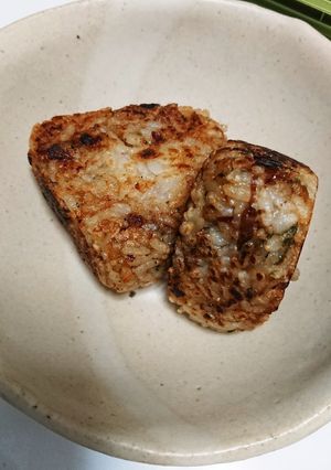 残ったﾐｰﾄﾎﾞｰﾙのﾀﾚで焼きおにぎり-レシピのメイン写真