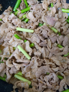 フライパン一つで☆豚肉とニンニクの茎丼-レシピのメイン写真
