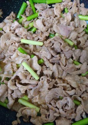フライパン一つで☆豚肉とニンニクの茎丼-レシピのメイン写真