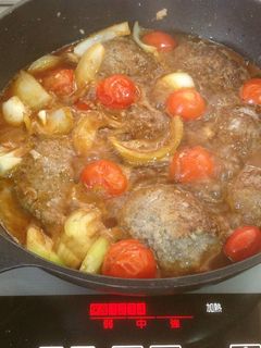 煮込みハンバーグにプチトマトを-レシピのメイン写真