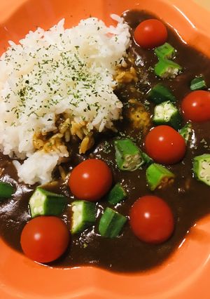 レトルト●オクラ＆プチトマトの彩りカレー-レシピのメイン写真
