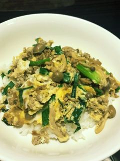 ひき肉としめじとニラの卵とじ丼-レシピのメイン写真
