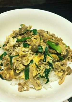 ひき肉としめじとニラの卵とじ丼-レシピのメイン写真