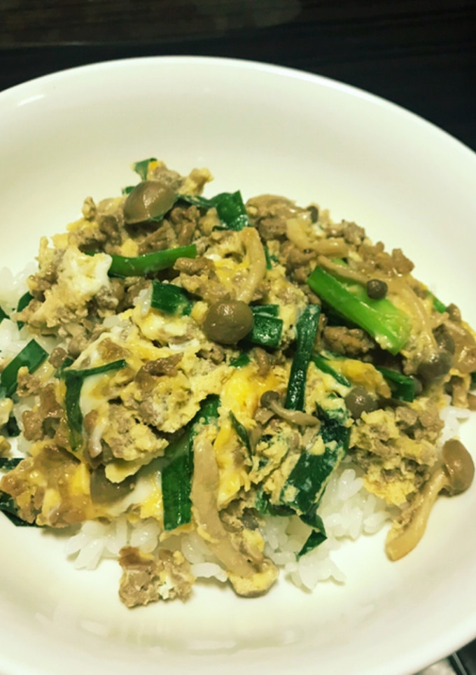 ひき肉としめじとニラの卵とじ丼-レシピのメイン写真