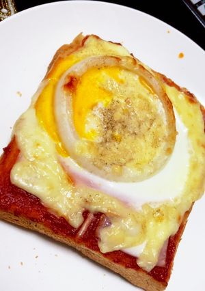 目玉焼きのせピザトースト-レシピのメイン写真