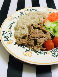 味付お肉を使用 炊き込みご飯と簡単おかず-レシピのメイン写真
