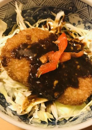 市販コロッケの赤味噌ソース＆キャベツ丼-レシピのメイン写真