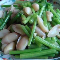 รูปของ 中国で作る！セロリと落花生の涼菜♪