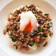 ひき肉とニラの甘辛にんにくごまだれ丼