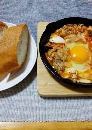 豚キムチと卵のアヒージョ-レシピのメイン写真
