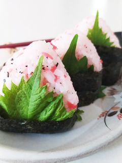夏にサッパリ紅しょうがとしそのおにぎり-レシピのメイン写真