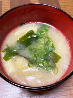 基本の味噌汁。大根、わかめ、油揚げ。-レシピのメイン写真