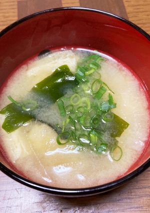 基本の味噌汁。大根、わかめ、油揚げ。-レシピのメイン写真
