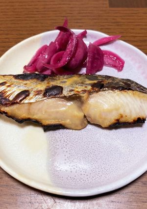 サワラの西京焼きレッドオニオンの甘酢添え-レシピのメイン写真
