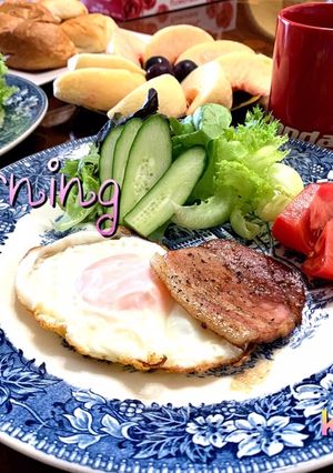 ロースハムエッグと桃のモーニング-レシピのメイン写真