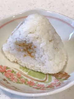 おにぎり丸風、冷凍カレーでカレーおにぎり-レシピのメイン写真
