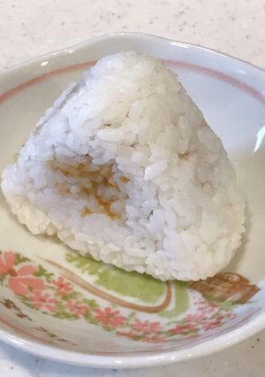 おにぎり丸風、冷凍カレーでカレーおにぎり-レシピのメイン写真
