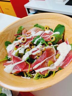 生ハムとオリーブとのシーザーサラダ-レシピのメイン写真