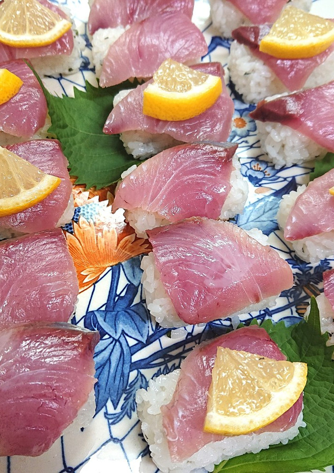 子供も作れるダイソー寿司型で回転寿司気分-レシピのメイン写真