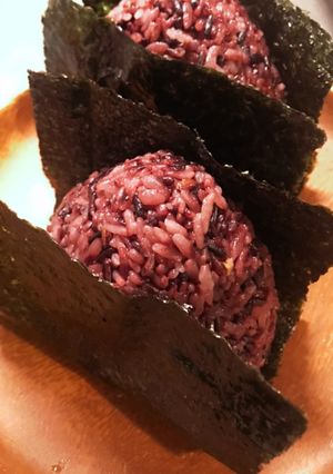 ツナマヨより美味しい!ツナしそ梅おにぎり-レシピのメイン写真