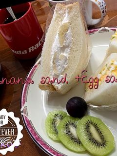 バナナサンドとエッグサンドの朝食-レシピのメイン写真