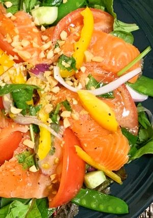サーモンといろいろ野菜のエスニックサラダ-レシピのメイン写真