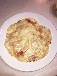 簡単!餃子の皮ピザ ベーコン&チーズ-レシピのメイン写真