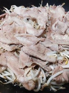 簡単モヤシと豚肉だけのフライパン蒸し焼き-レシピのメイン写真