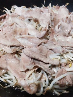 簡単モヤシと豚肉だけのフライパン蒸し焼き-レシピのメイン写真