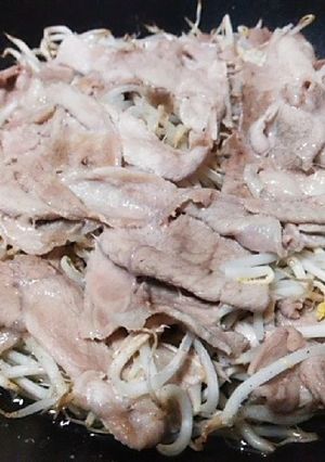 簡単モヤシと豚肉だけのフライパン蒸し焼き-レシピのメイン写真