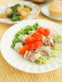 豆苗の豚肉巻レンジ蒸しトマトだれ-レシピのメイン写真
